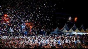 Fenomena 'Festival FOMO' 2026: Rela Utang Demi Tiket, Tapi Akhirnya Cuma Foto di Depan Panggung