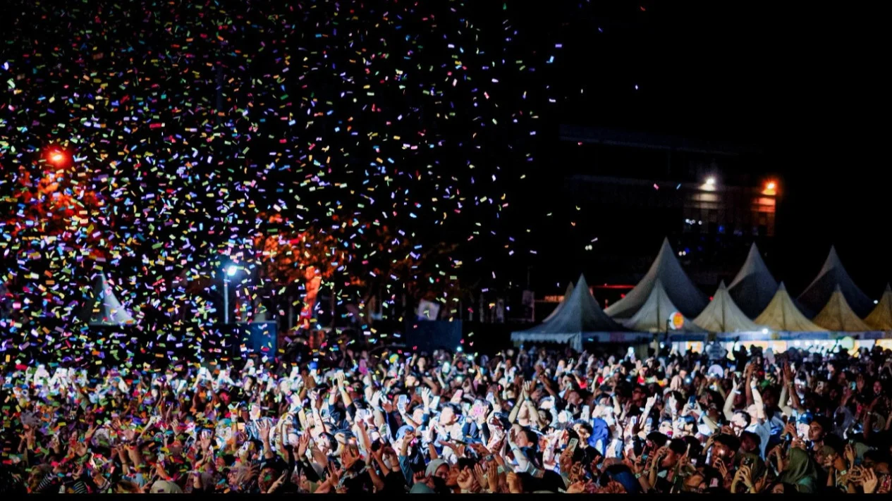 Fenomena 'Festival FOMO' 2026: Rela Utang Demi Tiket, Tapi Akhirnya Cuma Foto di Depan Panggung