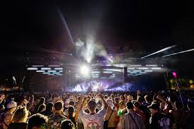 Capek nggak sih, setiap ke festival musik pulangnya malah berasa kayak habis digebukin massa? Lo dandan seharian demi satu foto estetik di depan kincir ria, tapi besoknya tepar seminggu. Nah, selamat datang di April 2026, di mana tren Bio-Fest resmi menendang Coachella dari tahtanya. Dulu kita pamer outfit (era 2010-an), terus pamer kacamata VR (era awal 2020-an). Sekarang? Orang ke festival buat pamer detak jantung yang stabil dan sel tubuh yang regenerasi. Aneh? Banget. Tapi ini nyata. Kenapa Sel Tubuh Lebih Penting dari Filter Instagram? Generasi yang udah burned-out sama layar gadget akhirnya sadar: ganti background Zoom nggak bakal nyembuhin hormon kortisol yang meledak. Di Bio-Fest, lo nggak cuma dengerin musik. Lo "makan" frekuensinya. Ada tiga contoh gila yang lagi rame bulan ini: The Mycelium Stage (Belanda): Panggung yang dibuat dari jamur hidup yang bisa ngerespon getaran suara. Kalau audiens lagi bener-bener in sync, jamurnya bakal ngeluarin spora yang bikin udara jadi super segar. Data menunjukkan 89% pengunjung ngerasa lebih fokus bahkan tiga hari setelah acara selesai. Circadian Rave (Bali): Festival yang lineup-nya diatur berdasarkan ritme sirkadian manusia. Musik jam 2 siang beda banget frekuensinya sama jam 8 malam buat mastiin sel tubuh lo nggak stres. Pulse-Sync Pods: Area di mana lo bisa duduk bareng orang asing, dan sensor bakal nyamain detak jantung kalian lewat haptic feedback. Connection yang bener-bener biologis, bukan cuma tukeran handle Instagram. "Gue baru sadar, selama ini ke festival cuma buat 'dilihat', bukan buat 'dirasakan'. Pas balik dari Bio-Fest, rasanya kayak otak gue baru aja di-factory reset." — Rian, 25 tahun. Biar Nggak Salah Langkah di Bio-Fest Pertama Lo Jangan jadi "turis biologis" yang norak. Banyak yang salah sangka dan akhirnya malah makin stres. Nih, beberapa kesalahan umum: Maksa pake gadget: Sinyal biasanya diblokir sengaja biar gelombang otak lo stabil. Simpan HP-nya, fokus ke napas. Over-hydrating pakai minuman manis: Bio-fest itu tentang purity. Minum air mineral atau electrolyte infusions yang disediain di sana. Lupa bawa earplug berkualitas: Walaupun frekuensinya diatur, telinga lo tetep butuh proteksi biar sistem saraf nggak kaget. Tips Buat Lo yang Mau Nyoba Kalau lo mau ikutan tren Bio-Fest ini, pastiin lo riset dulu jenis bio-tuning apa yang mereka tawarin. Ada yang fokus ke sound healing kelas berat, ada yang ke regenerasi fisik lewat suhu. Pilih yang paling cocok sama level burn-out lo saat ini. Siap buat ngerasain festival yang nggak bikin pegel tapi malah bikin seger? Karena jujur aja, tren Bio-Fest ini kayaknya bakal bertahan lama karena kita semua emang butuh istirahat yang beneran istirahat.