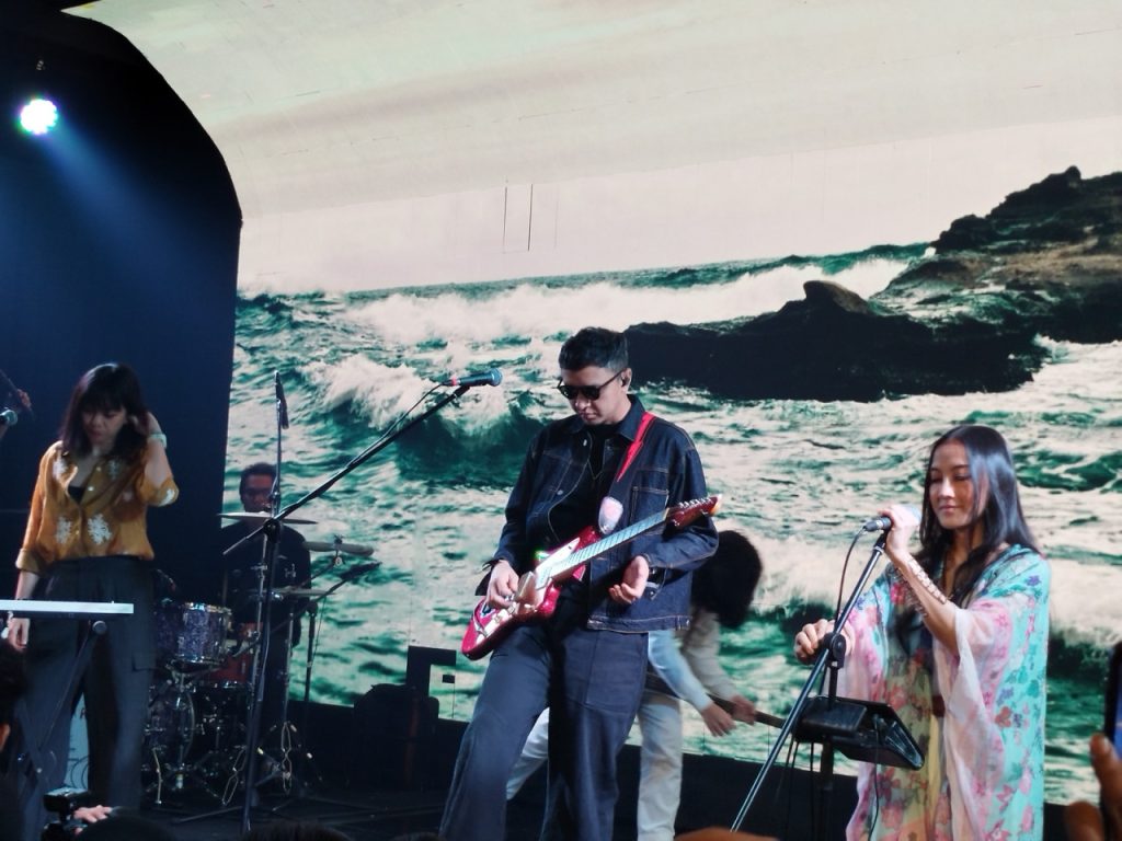 Kiamat Festival Musik Konvensional? Revolusi Hijau Tanpa Batas: Konser Hologram Tenaga Surya Rebutan Warga Jakarta!